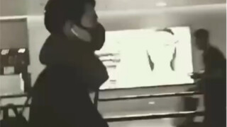 觉得他好刚，私生越过份拍他他越安静，现场闹的再大他一个眼神都不赏给你该干嘛干嘛，这心态好强大，一般人估计早得崩溃大吼大叫生气了吧