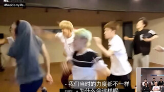 من النظرة الأولى، من الواضح أنه لم يرقص في الخارج أبداً... (يرقص بجنون كل يوم في غرفة التدريب تحت ال