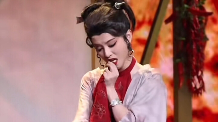 “شو اللي حاصل؟” “السكين انكسرت!” يون شياو ما عاد قادرة تكتم ضحكتها ههههه