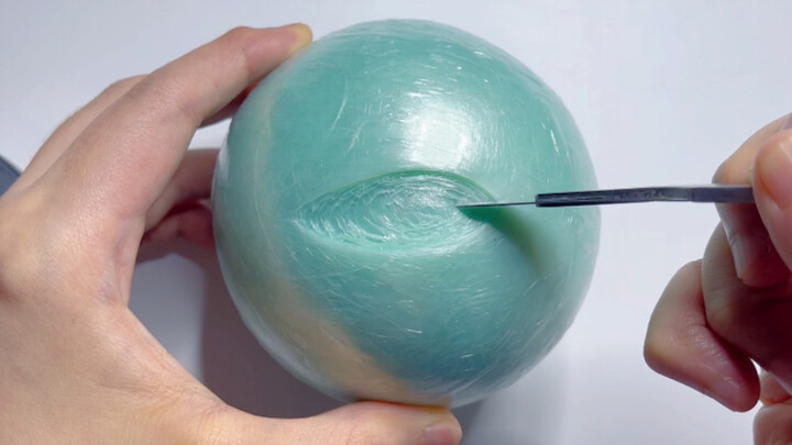 Regarding the fact that pure color balls always have different colors when cut