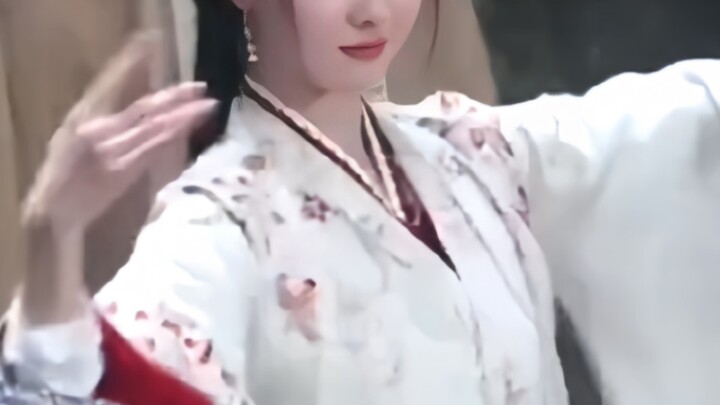 أضحكني حتى الموت! من قال إن رقصها يحمل ثقة متفوّق دراسيّ يحلّ المسألة بنجاح؟ حتى النافذة التي أغلقها