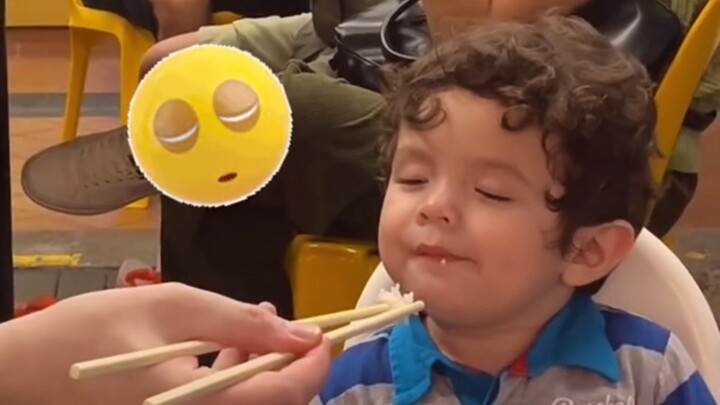 بيبي بيعالج تأثير فرق التوقيت، وبينما بيأكل بيغفو من غير ما يشعر.. تعال يا حبيبي، ادخل كيس خالتك!