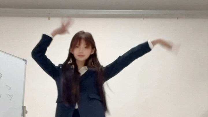 Office workers still dance to "New Treasure Island" after work!