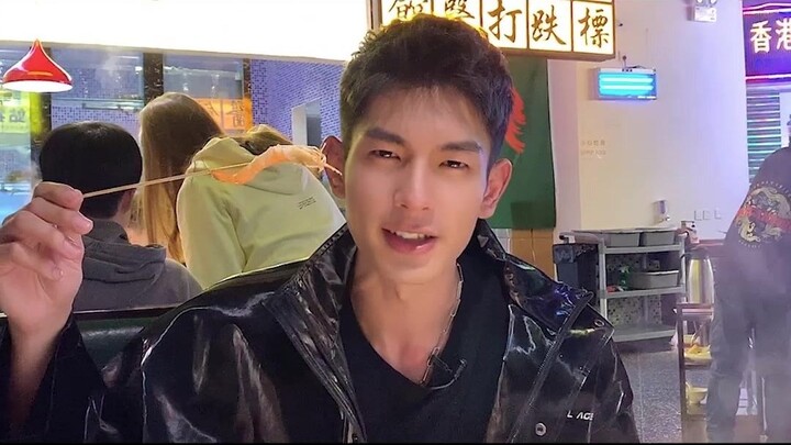 Makan hot pot ini benar-benar nikmat!