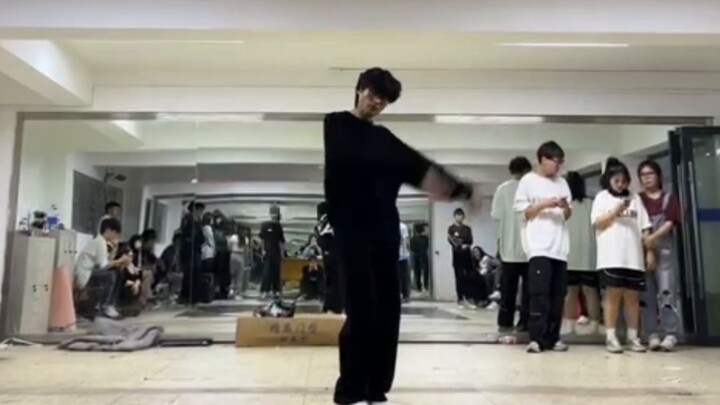 [Lotus] Of course the university street dance club assessment must be a hit with the song "Lotus"!