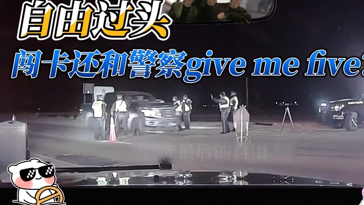 Hembusan udara kebebasan: Polisi Amerika mengecek pengemudi mabuk dan bertemu truk pikap yang menero