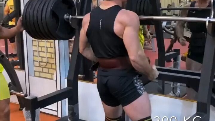 القرفصاء بـ 300 كجم × 2: من قال إن متسلقي الصخور لا يدربون ساقيهم؟