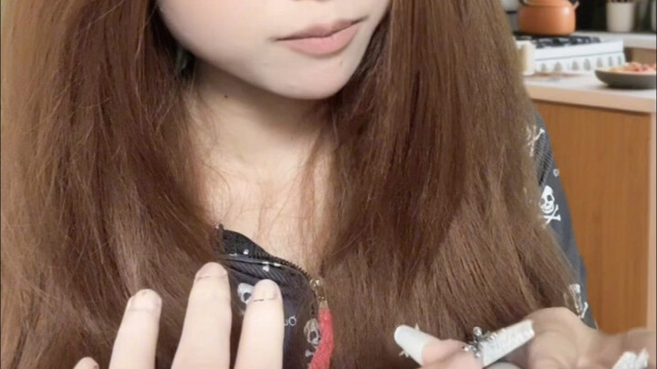 [ASMR] Cô gái xấu tính đang thầm thích bạn làm móng cho bạn