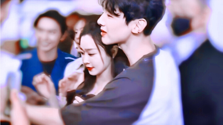 ฮ่าๆ! แฟนๆ หนุ่มๆ ตะโกนลั่นเลยซ่งอี้ ไป๋จิงถิงอดใจไม่ไหวจริงๆ! นี่ภรรยาผมเอง! เขากอดภรรยาไว้แน่นแล้ว