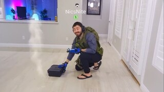 【Delta】Kỳ lạ quá, sao trên mặt đất lại có nhiều hộp thế này?