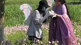 Memberikan banyak sayap kepada gadis fotografi, dia mengembalikannya kepadaku dengan serangkaian fot