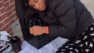 أطلب من صديقي أن يلعب دور مشرد بلا مأوى في "مشروع المدرسة" الخاص بي