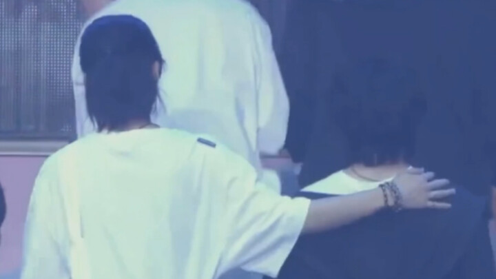 Jungkook đưa cho Woozi đang buồn bức ảnh chụp chung của SVT, hu hu hu, 2gg sao lại dịu dàng đến thế 