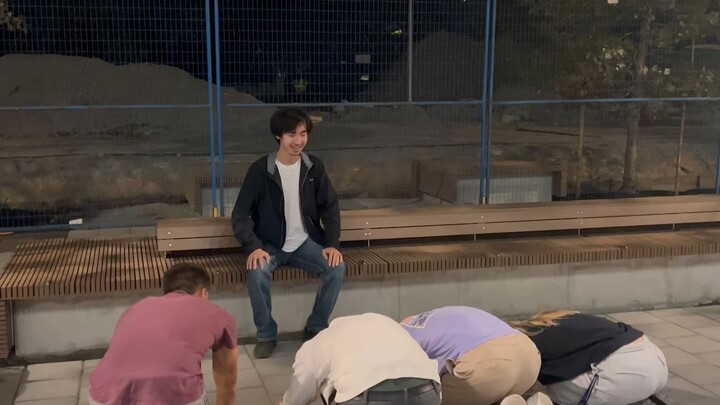 Foreign men and women kowtow to Chinese elders