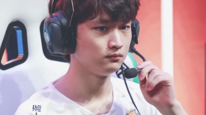 Seorang anak laki-laki tiba di pantai: Kisah Adc Huan-Feng dari tim SN di YouTube