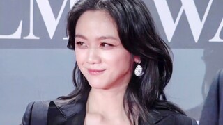 تانغ وي تحضر السجادة الحمراء لمهرجان الأسد الأزرق السينمائي لعام 2024! جمال راقي جدًا!