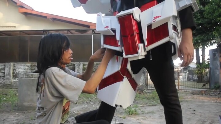 [GUNPLA] قام صبي ريفي بصنع الدعائم الخاصة به من أجل تقليد شخصية يونيكورن جاندام الحقيقية وتأثر بشدة