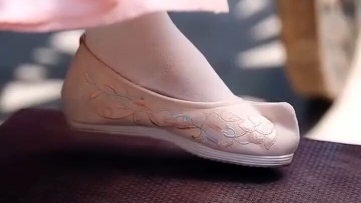 &{เต็มเรื่อง}เจ้าของร้านข้าวผัดโดนคนรังแกจนอับอาย แต่ลูกสาวเศรษฐีเขาจึงส่งเบนลี่ 10 คัน