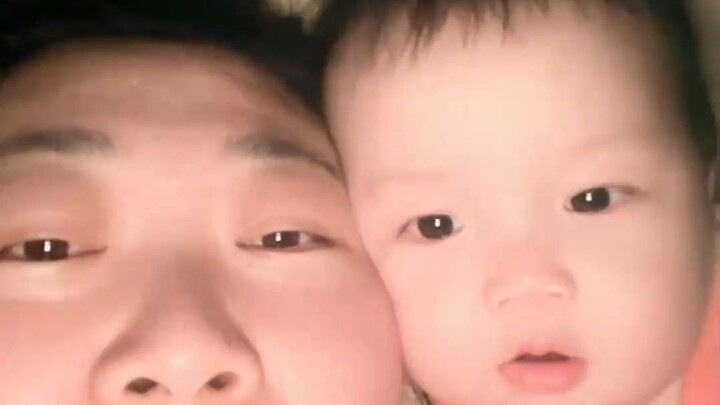 When a little baby calls out “Mommy” in a sweet,稚嫩 voice, that heartwarming sound makes the whole wo