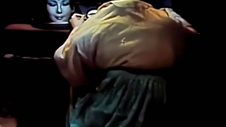 The scholar wanted to surprise his wife, but instead witnessed a terrifying scene.