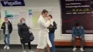 “在纽约地铁站不管你看到什么都是属于正常的”