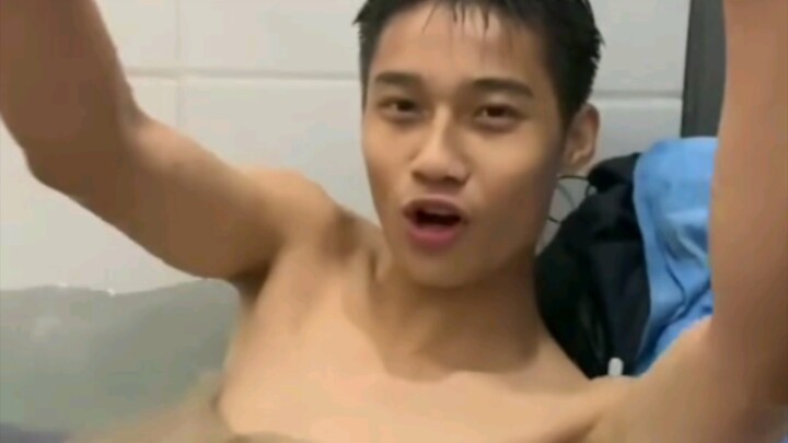 Sekelompok remaja ceria berkumpul dan bermain air di musim panas