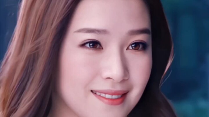 Pernah dimarahi guru karena terlalu cantik dan disebut “perempuan siluman rubah”