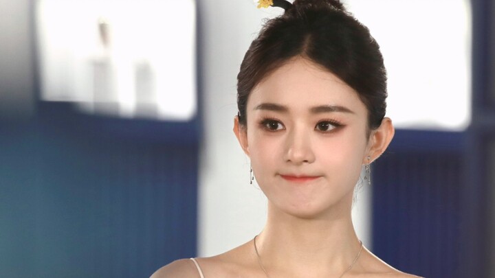 Cô ấy nghẹn ngào, có lẽ không ngờ mọi người lại chung tình đến thế. Hai năm trôi qua mà mọi người vẫ