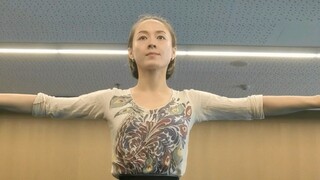 Sharing the basic skills of opera: straight leg kick