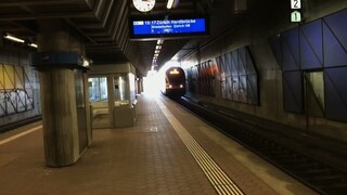 SBB Rabe511 kiss HORN! passing Zurich Stettbach station at 110kmh as S11