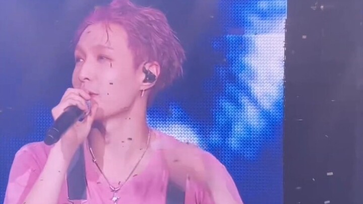 [Zhang Yixing] Do you know why I'm holding a concert here? Our EXO debuted right here...