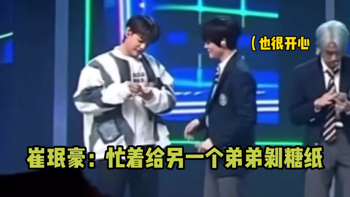 Tiền bối Minho: Vừa quảng bá bài hát vừa tất bật bóc vỏ kẹo cho Park Ji-sung và Zhong Chenle.