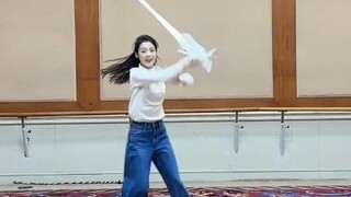Chen Lijun dy dancing with a sword in the rehearsal room