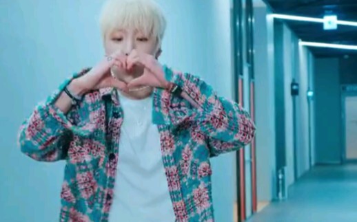 WINNER’s “I LOVE U” challenge: ICs, come and catch the little hearts I’m tossing!