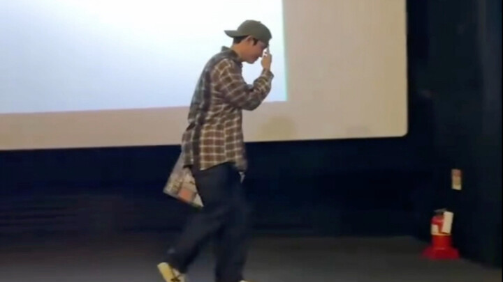 Doo Kyung-soo makes a spacewalk-worthy entrance—so badass!