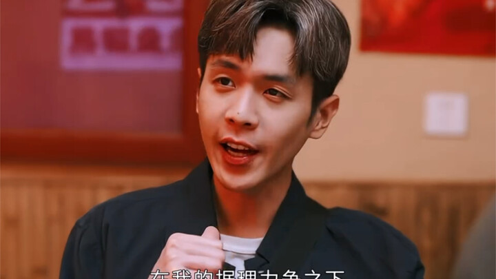 Bình thường anh ấy còn tiếc không dám mua thêm một phần đậu phụ thối, nhưng lại sẵn sàng thưởng cho 