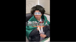 Levi này trông lạ quá - chúa hề