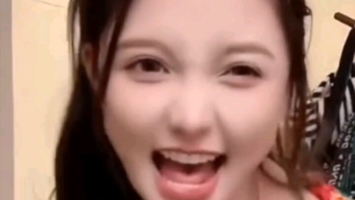 Gadis lucu Minana versi kejang dari "Tarzan Next Door"