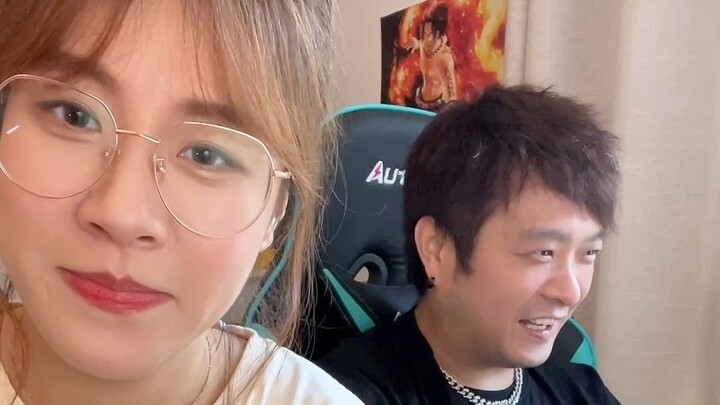 How half-hearted can a boyfriend be when he’s gaming? See for yourselves…