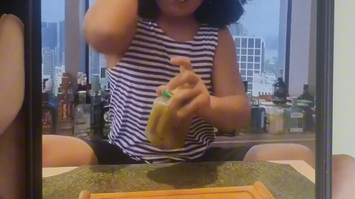 Cari “Mei Lian” di WeChat, masukkan kode 7734 untuk bikin video swap wajah yang sama. Pria ini pakai