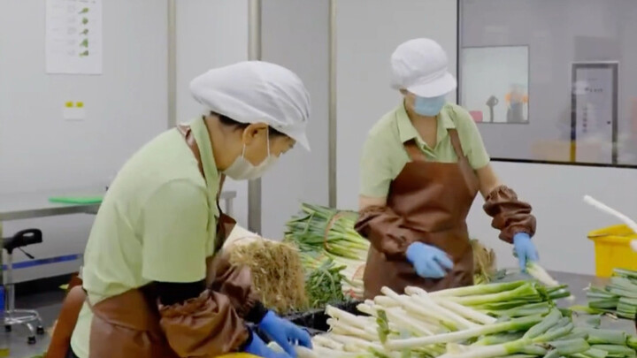 People who work at Pang Donglai are just as enthusiastic about their jobs as that yellow sponge.