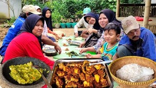 Nikmatnya Juara.. Sangu Akeul, Ayam Goreng Serundeng, Sambel Ijo, Lalapan, Masak di Desa