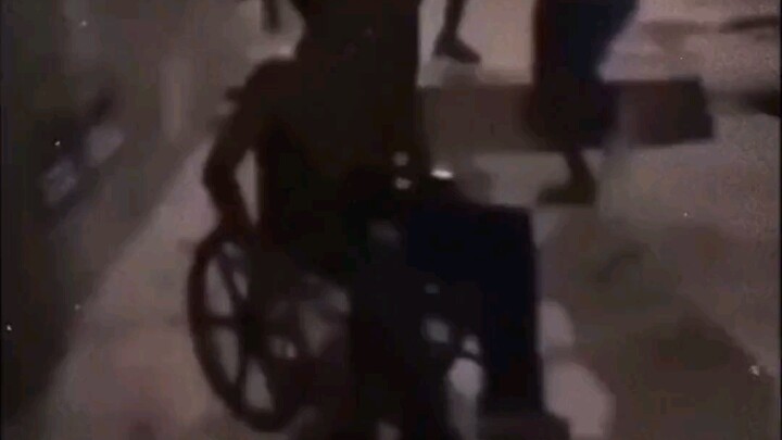 หมอกระดูกนั่งคุกเข่าอยู่มุมกำแพงสูบบุหรี่ทั้งวัน