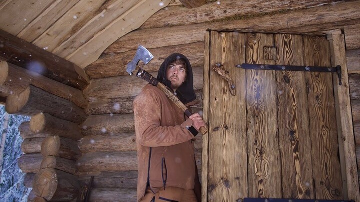 [One Person, One Cabin Series 27] Building a Medieval-Style Wooden Door for the Little Cabin