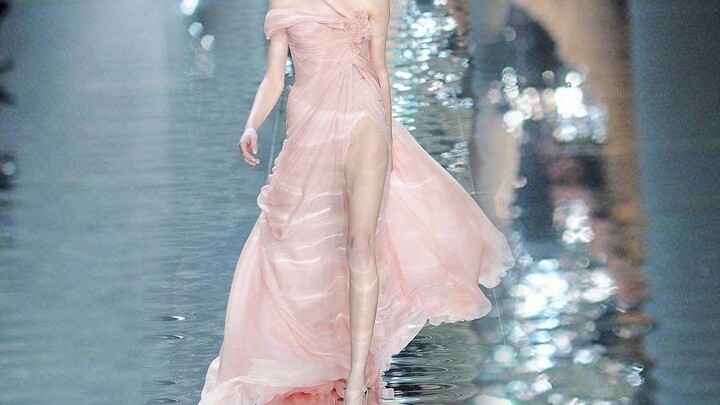 ساعدوني! الفساتين السادة يمكن أن تكون بهذا الجمال، بفضل الأقمشة المريحة والقصّات المتقنة، كل قطعة تت