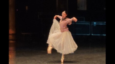 Xiao Qiu walks the stage seriously alone