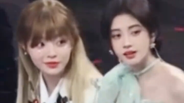 Huang Xiaoyun and Ju Jingyi, what are you two gossiping about?