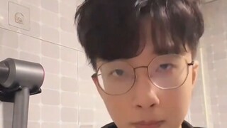 男生面试程序员，但对方说他经验太少，结果男生直接把假发一摘