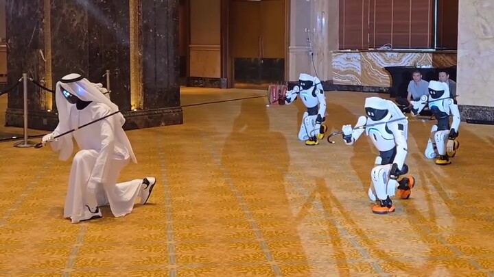 Chinese robots have gone abroad and learned foreign dances, performing a Middle Eastern “stick dance