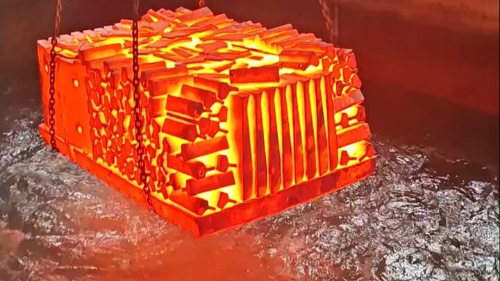 Khoảnh khắc hạ thủy thật choáng ngợp, mặt nước như đang bốc cháy!